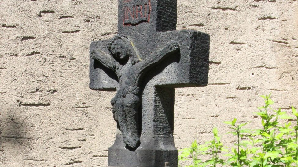 Votivkreuz Neckennich (außen am romatischen Ostchor der Kärlicher St. Mauritius Kirche)