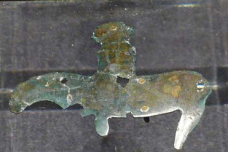 Reiterfigürchen aus Bronzeblech aus einem Wagengrab in Kärlich, heute im Museum auf dem Ehrenbreitstein