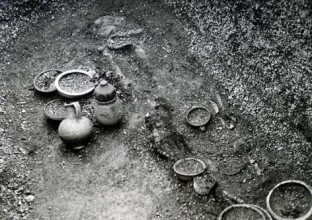 Freigelegtes christliches Grab aus der Römerzeit