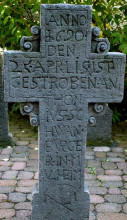 Dekoratives Basaltkreuz des Antonius Schwan von 1690