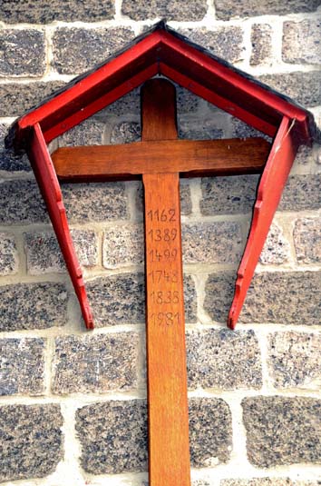Erinnerungskreuz an der Kapelle am Guten Mann mit Jahreszahlen