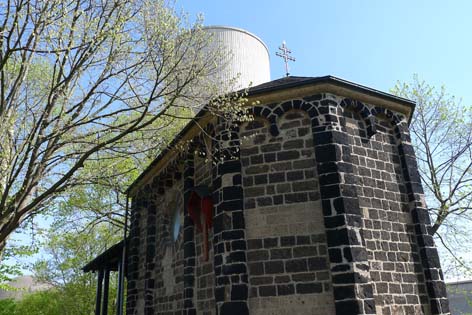 Baumaterial und Baustil der Kapelle sind typisch Lassaulx