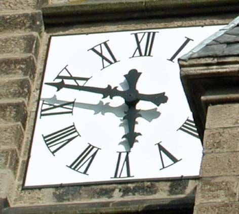 Uhr und Zeitgeber an der Mülheimer Pfarrkirche